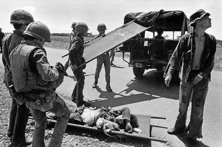 Thương binh được đưa về hậu cứ bằng xe quân sự trên Quốc lộ 13. Ảnh: Magnumphotos.com