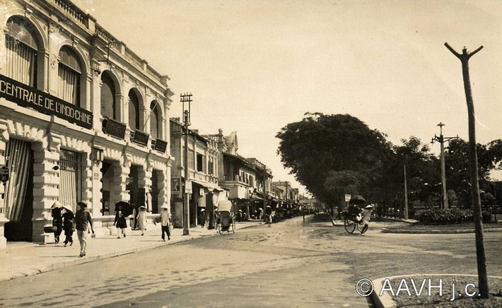 Dãy nhà thuốc trên đại lộ Paul Bert (nay là đường Trần Hưng Đạo), ngay lối vào cầu Trường Tiền, 1938. Hình ảnh nằm trong loạt ảnh về Huế thời thuộc địa do trang mạng Hiệp hội bằng hữu Huế xưa của Pháp (Aavh.org) đăng tải.