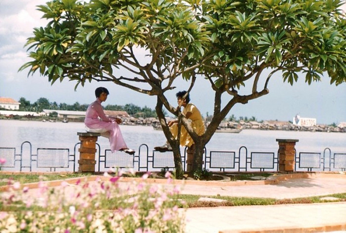 Hai thiếu nữ áo dài trên bến Bạch Đằng, Sài Gòn năm 1962.