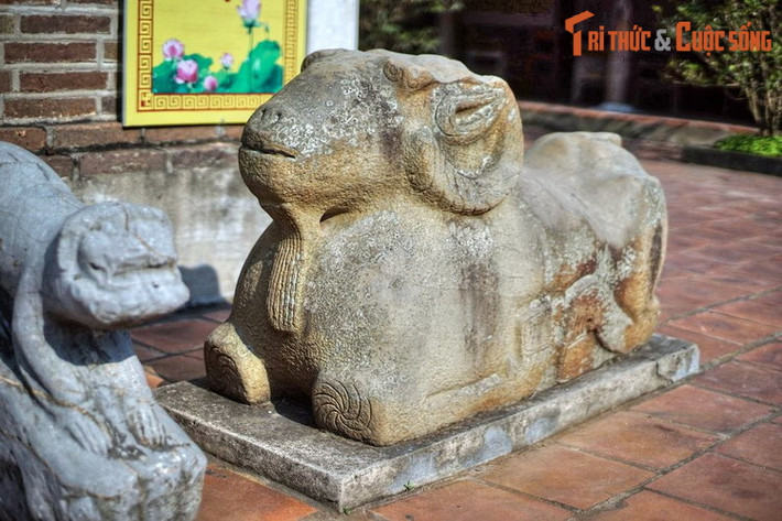 3. Bức tượng cừu bí ẩn. Bên trái tháp Hòa Phong có tượng một con cừu đá là dấu vết duy nhất còn sót lại từ thời nhà Hán. Đây chính là di vật cổ xưa nhất còn được lưu giữ của chùa Dâu.