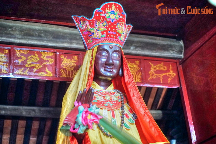 Về tín ngưỡng, nét đặc biệt của chùa Dâu là tục thờ Tứ pháp, gồm Pháp Vân, Pháp Vũ, Pháp Lôi, Pháp Điện. Đây là một hệ thống thờ tự độc đáo mang đặc trưng của dòng thiền xứ Kinh Bắc cổ xưa.