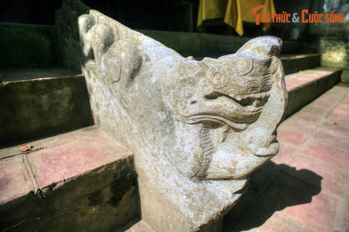 Những dấu tích kiến trúc khác của đời Trần gồm đôi sấu đá trên thành bậc tam quan, đôi rồng trên thành bậc gian giữa tiền đường…