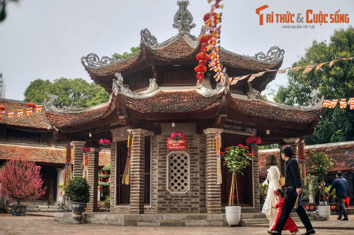 Quần thể kiến chúc chia thành nhiều lớp, từ ngoài vào trong gồm ba lớp cổng, nhà bát giác và khu chùa chính gồm bái đường, nhà thiêu hương, thượng điện, các dãy hành lang, nhà tổ, tăng phòng… Trong đó, nhà bát giác là công trình nổi bật, tạo nên nét đặc trưng của kiến trúc chùa Láng.