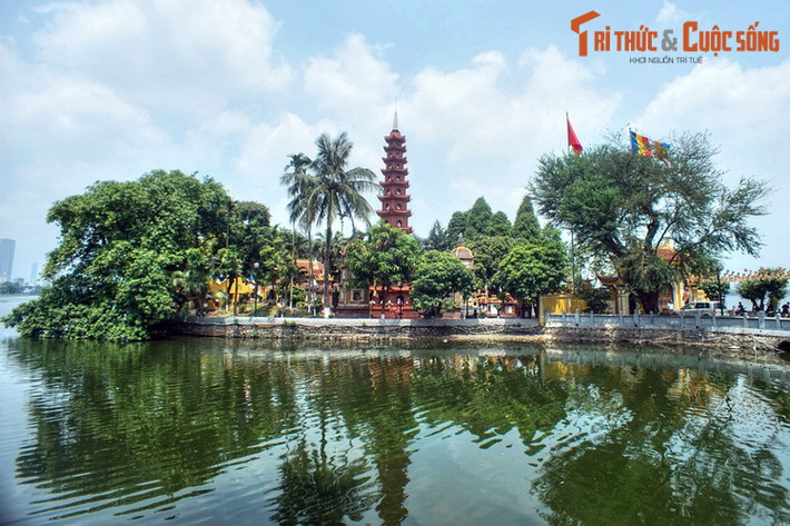 1. Nằm trọn trên một hòn đảo phía Đông hồ Tây, chùa Trấn Quốc có lịch sử 1500 năm, là ngôi chùa lâu đời nhất Hà Nội. Theo sử sách, chùa được xây dựng từ thời Lý Nam Đế (541–547) trên một bãi đất cạnh sông Hồng. Thời Lê Kinh Tông (1600–1618), chùa dời về địa điểm hiện tại.