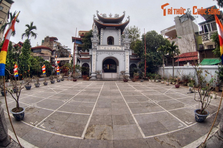 Ngau sau cổng quan của chùa có một bàn cờ lớn ghép bằng đá. Sự tôn vinh bộ môn cờ tướng ở chùa Vua gắn liền với tín ngưỡng thờ Đế Thích ở nơi đây.