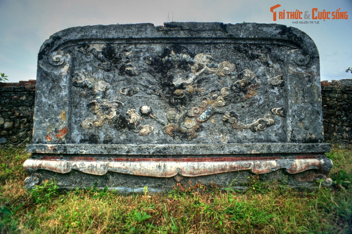 Phía sau trang trí rồng, hiện còn khá nguyên vẹn.