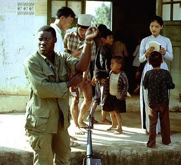 Tại một trường học địa phương ở Quảng Trị. Ảnh: Edward Palm.