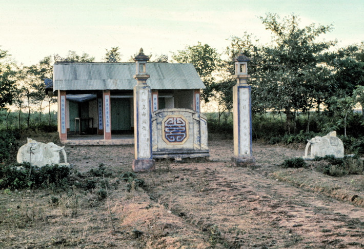 Đền thờ nằm bên đường 9. Ảnh: Edward Palm.