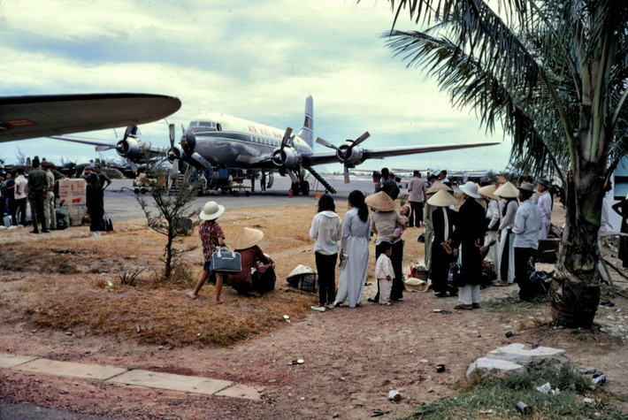 Hành khách chờ lên máy bay ở sân bay Phú Bài. Ảnh: Edward Palm.