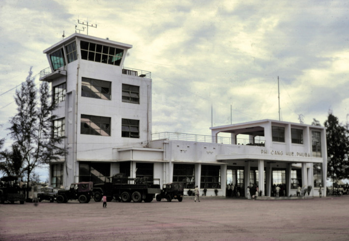 Ga hành khách ở sân bay Phú Bài, Huế năm 1967. Ảnh: Edward Palm.