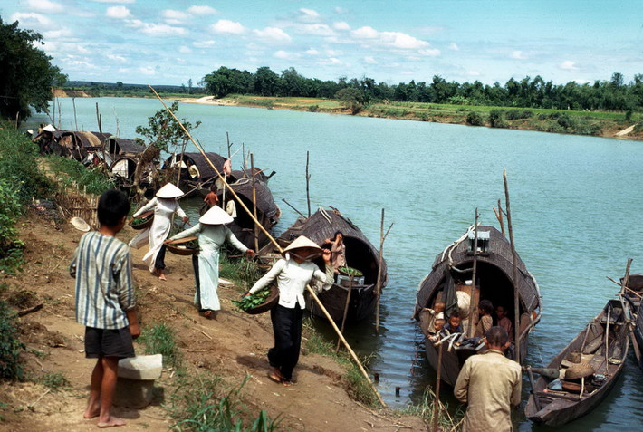 Bên bờ sông Cam Lộ, Quảng Trị năm 1967. Ảnh: Edward Palm.
