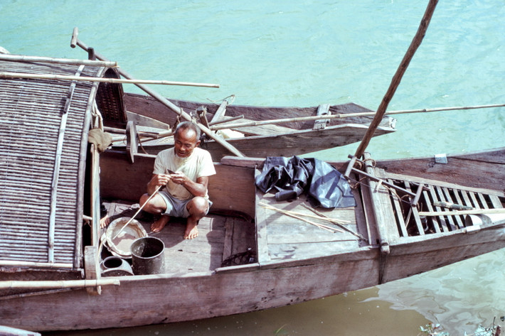 Lão ngư dân trên sông Cam Lộ. Ảnh: Edward Palm.