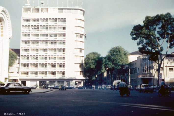 Khách sạn Cravelle, đối diện khách sạn Continental Palace. Ảnh: Ebay.