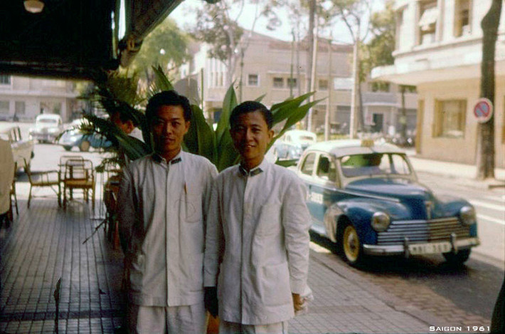 Hai người phục vụ bàn ở quán cà phê khách sạn Continental Palace. Ảnh: Ebay.