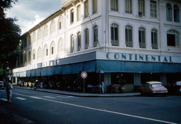 Quán cà phê ở tầng trệt khách sạn Continental Palace. Ảnh: Ebay.
