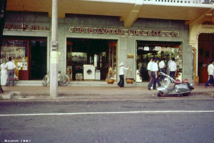 Bên ngoài thương xá Passage Eden ở đường Tự Do. Ảnh: Ebay.