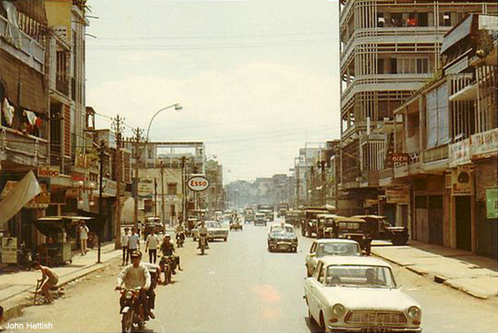 Đường Phan Thanh Giản (Điện Biên Phủ), bên phải là tòa nhà của hãng sản xuất nước hoa Khiêm Tín Hãng ở ngã ba Phan Thanh Giản - Nguyễn Thiện Thuật, Sài Gòn năm 1970.