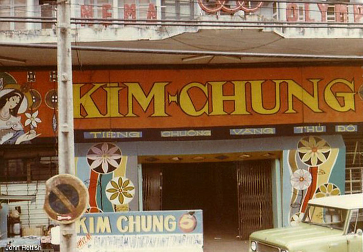 Băng-rôn quảng bá chương trình biểu diễn của đoàn cải lương Kim Chung ngoài rạp Olympic trên đường Hồng Thập Tự (đường Nguyễn Thị Minh Khai ngày nay).