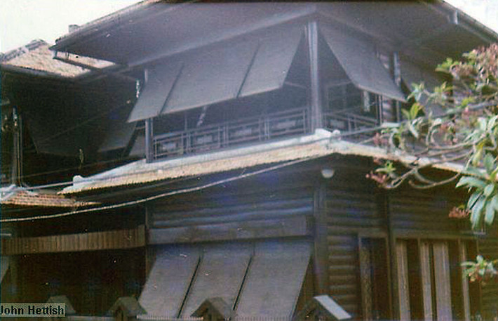 Nhà gỗ cổ ở số 64 Hồng Thập Tự (Nguyễn Thị Minh Khai).