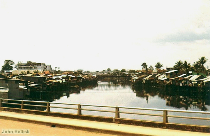 Trên cầu Phan Thanh Giản (cầu Điện Biên Phủ ngày nay).