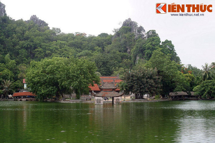 Trong những nét kiến trúc làm nên nét đặc trưng của danh thắng chùa Thầy (xã Sài Sơn, huyện Quốc Oai, Hà Nội), không thể không kể đến hai cây cầu ngói cổ Nhật Tiên và Nguyệt Tiên.
