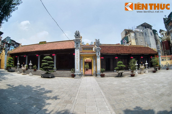 Từ nhà bia đi qua một khoảng sân rộng là khu chùa chính.