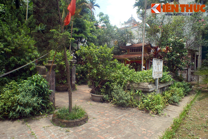 Khu lăng mộ Trạng Bùng Phùng Khắc Khoan nằm trong một khuôn viên rộng rãi và nhiều cây xanh của làng Bùng. Công trình được xây theo quy cách lăng mộ của những bậc quyền quý thời xưa với bức bình phong ở phía trước và tường bao xung quanh.