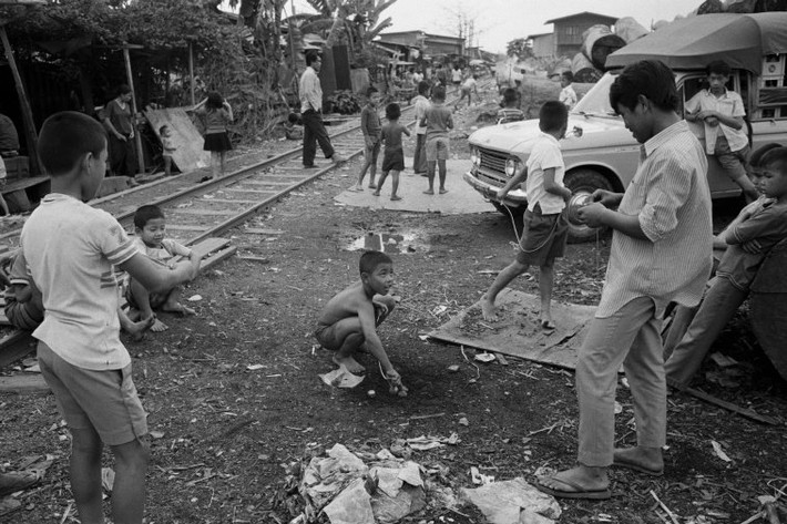 Cảnh sinh hoạt bên đường tàu ở Bangkok năm 1976. Ảnh: Hiroji Kubota/ Magnum Photos.