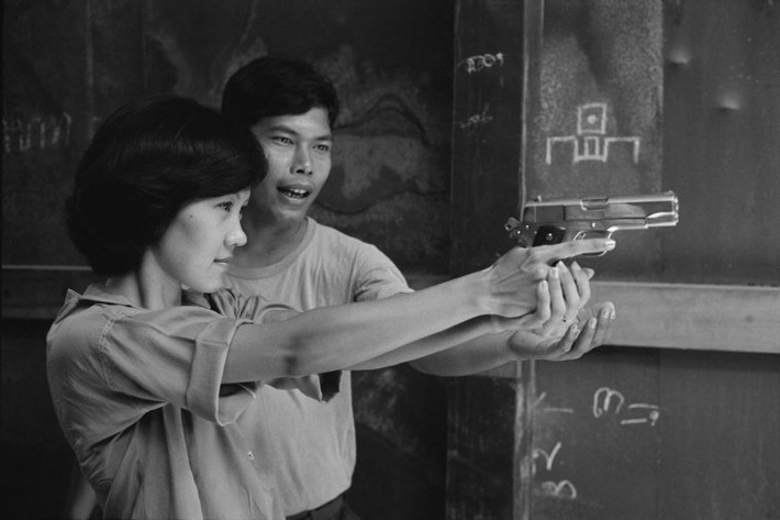 Người đẹp tập bắn súng. Súng ngắn ở Thái Lan có giá bán rất cao và không phải người dân nào cũng có điều kiện sở hữu. Ảnh: Hiroji Kubota/ Magnum Photos.