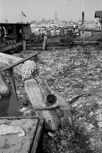 Một cậu bé di chuyển trên bãi rác ở bờ sông Chao Phraya. Ảnh: Hiroji Kubota/ Magnum Photos.