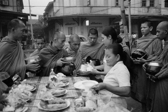 Các nhà sư nhận thực phẩm bố thí từ các Phật tử trên đường phố. Ảnh: Hiroji Kubota/ Magnum Photos.