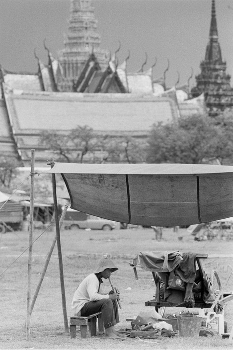 Lán của những người công nhân phía ngoài Hoàng cung. Ảnh: Hiroji Kubota/ Magnum Photos.