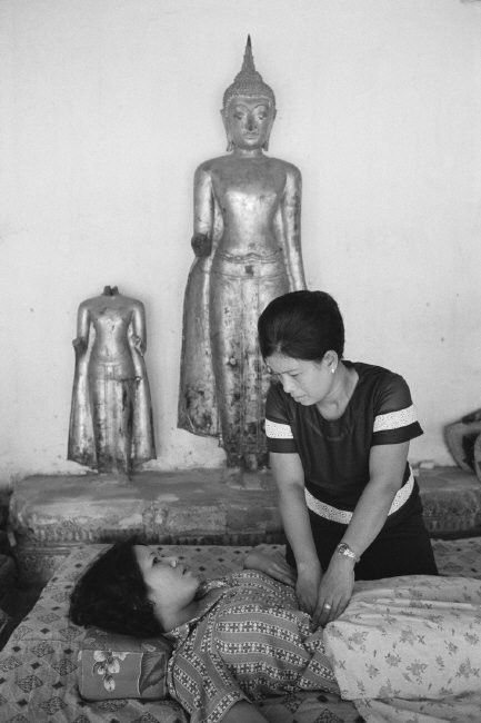 Massage kiểu Thái ở chùa Wat Pho. Ảnh: Hiroji Kubota/ Magnum Photos.