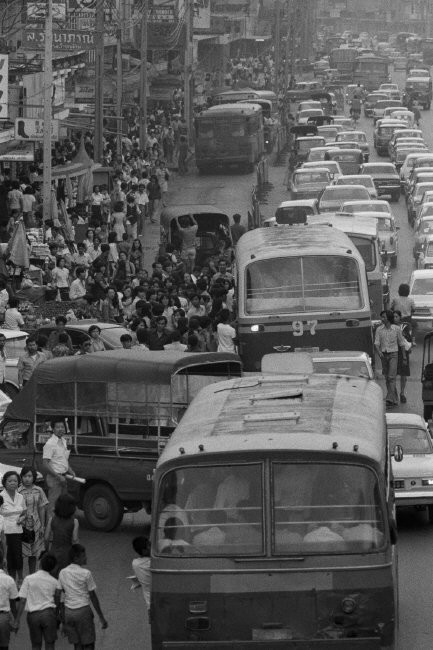 Giao thông trong giờ cao điểm ở một tuyến đường chính của Bangkok. Ảnh: Hiroji Kubota/ Magnum Photos.