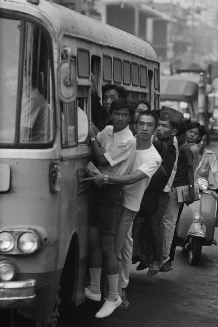 Các thanh thiếu niên đu bám trên xe khách. Ảnh: Hiroji Kubota/ Magnum Photos.