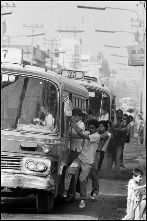 Các thanh thiếu niên đu bám trên xe khách. Ảnh: Hiroji Kubota/ Magnum Photos.