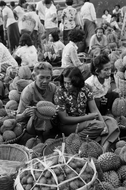Hoa quả được bày bán tại một khu chợ. Ảnh: Hiroji Kubota/ Magnum Photos.