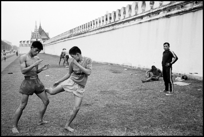 Các thanh niên tập muaythai ở bãi cỏ bên ngoài Hoàng cung Bangkok. Ảnh: Hiroji Kubota/ Magnum Photos.