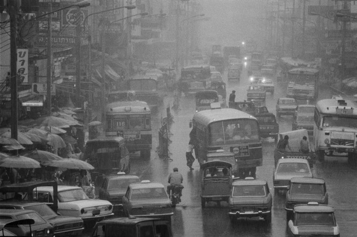 Đường phố Bangkok năm 1976 dưới một cơn mưa nặng hạt. Ảnh: Hiroji Kubota/ Magnum Photos.