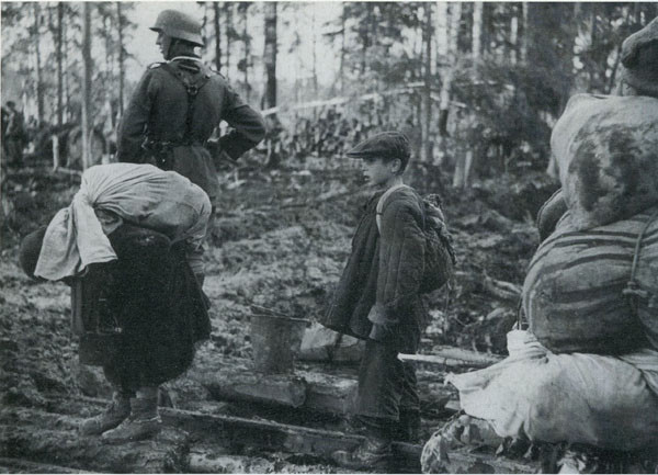 Tù binh Liên Xô di chuyển vị trí theo lệnh của quân Đức. Ảnh: English Russia.