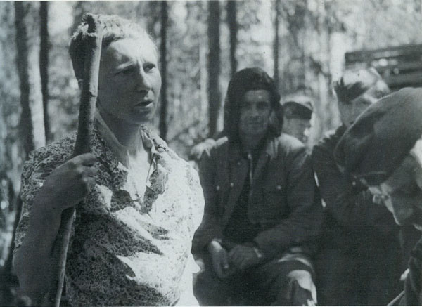 Một phụ nữ Liên Xô bị quân Đức bắt làm tù binh ở Thung Lũng Chết năm 1942. Ảnh: English Russia.