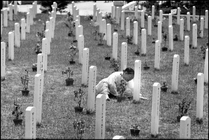 Một cụ bà khóc lóc bên mộ người thân. Ảnh: Rene Burri/ Magnum Photos.