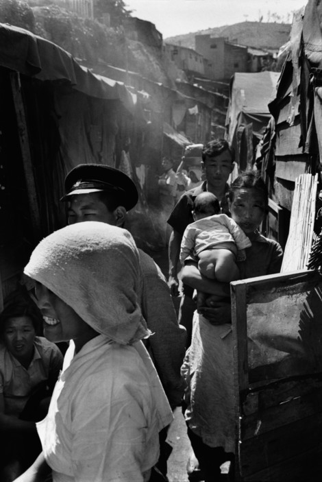 Khu ổ chuột Jang Dong ở Seoul. Ảnh: Rene Burri/ Magnum Photos.