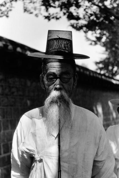 Ông lão nông dân mặc trang phục truyền thống của người Hàn. Ảnh: Rene Burri/ Magnum Photos.
