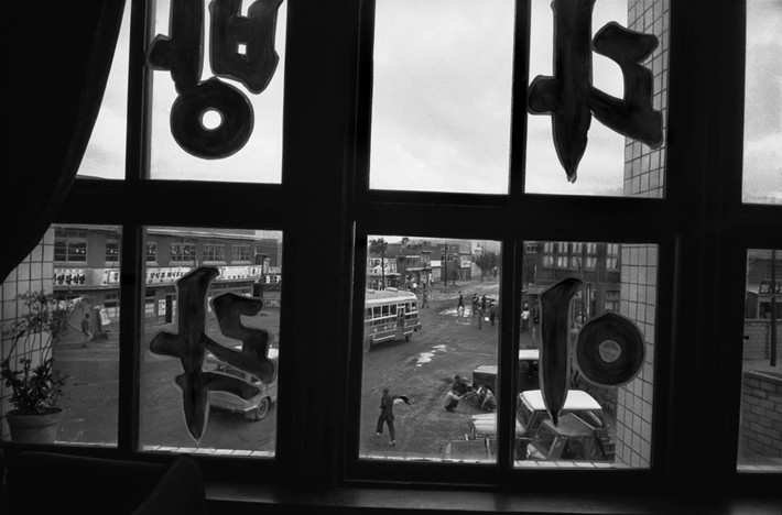 Bến xe khách Seoul nhìn qua khung cửa sổ. Ảnh: Rene Burri/ Magnum Photos.
