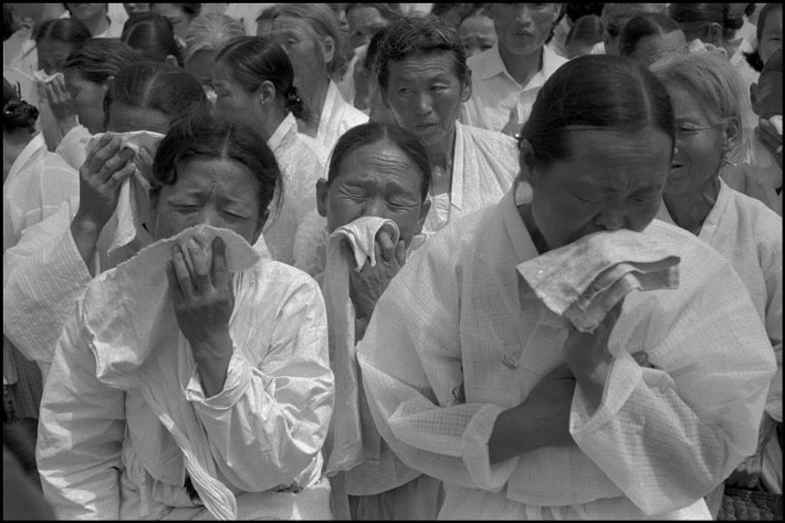 Những người phụ nữ than khóc trong lễ tưởng niệm nạn nhân chiến tranh Triều Tiên. Ảnh: Rene Burri/ Magnum Photos.