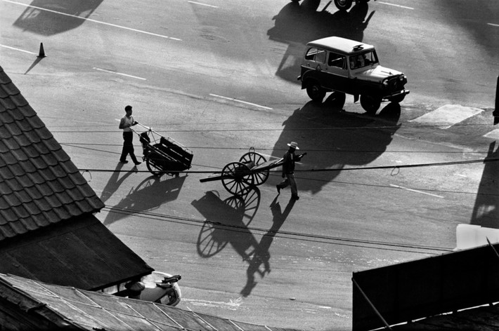 Người kéo xe trên đường phố Seoul năm 1961. Ảnh: Rene Burri/ Magnum Photos.