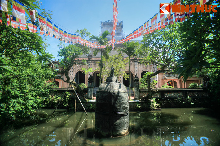 Quả chuông này được gọi là Đại Hồng Chung, do Hòa thượng Thích Thế Long cho đúc vào năm 1936, là một trong những quả chuông lớn nhất Việt Nam.