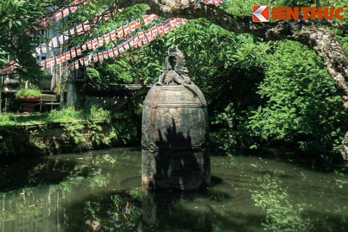 Khi quả chuông được đúc xong, do tình hình chiến tranh lan rộng, nhân dân trong vùng đề phòng sự phá hoại của giặc đã đem ngâm quả chuông xuống hồ.