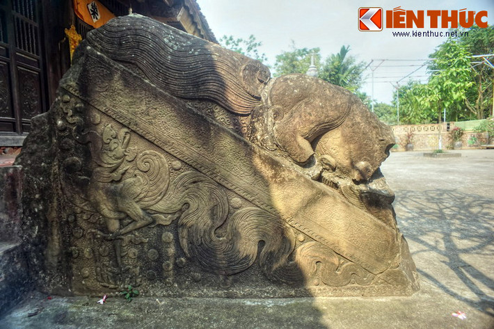 Các tay vin này vốn nằm hai bên các bậc cấp dẫn lên chính điện chùa xưa, được chạm hình tượng phượng, sấu và hoa cúc dây rất tinh xảo.